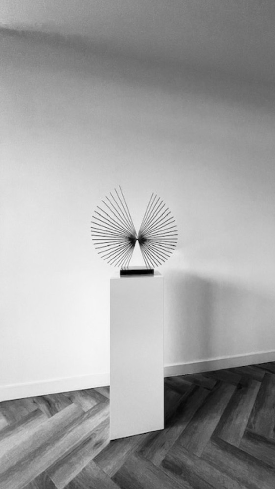 Image 1 of Scultura futuristica in filo di cromo: oggetto astratto modernista