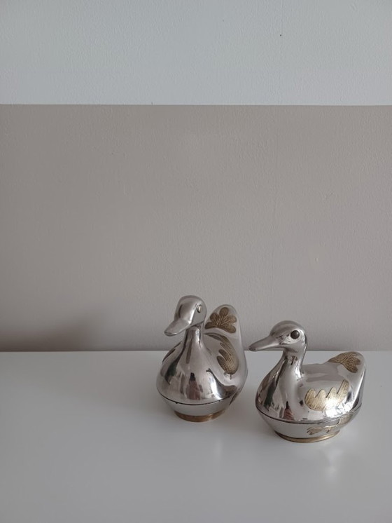 Image 1 of Vintage koppel tinnen eendjes met koper. Opbergdoosjes.
