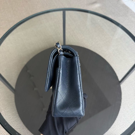 Image 1 of Borsa Chanel Classic Flap Medium - Caviar 25CM trapuntata blu scuro, finiture oro chiaro, serie 26