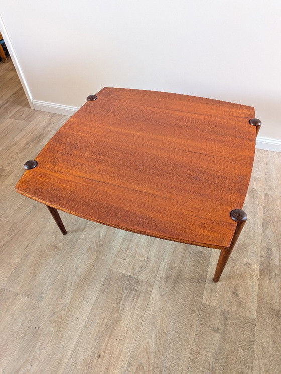 Image 1 of Table basse vintage en teck, style moderne du milieu du siècle (années 1960) – Plateau réversible