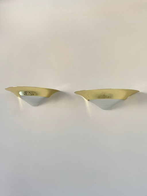 Een paar vintage wandlampen van gegoten glas en messing, Frankrijk, 1970. (photo 2 of 6)