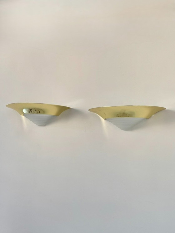 Een paar vintage wandlampen van gegoten glas en messing, Frankrijk, 1970. (photo 2 of 6)