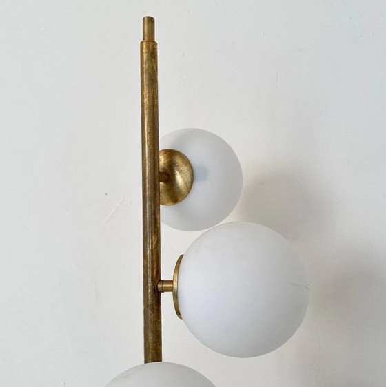 Image 1 of Lampada da terra vintage in ottone e vetro opalino