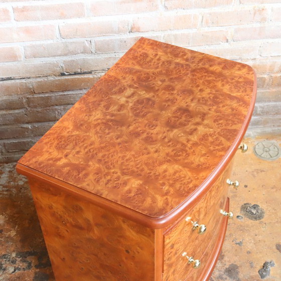 Image 1 of Cómoda antigua de madera con nudos y mesita de noche de latón