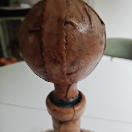 Image 1 of Carafe vintage recouverte de cuir, ornée de têtes de lion et d'une chaînette