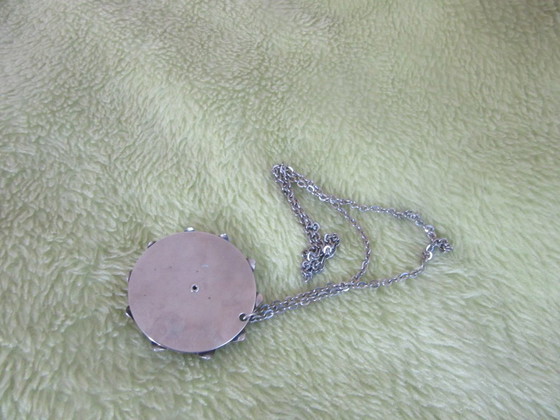 Modernist Flower Daisy Necklace Pendant with Long Chain, vintage – Decorative Objects, Metal (photo 8 of 10)