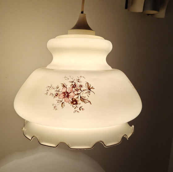 Image 1 of Suspension vintage en verre opalin à motif floral, style cottage des années 1970