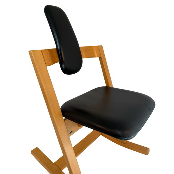 Image 1 of Peter Opsvik - Stokke - Flysit - Sedia a dondolo ergonomica - Rivestimento in pelle nera e struttura in legno