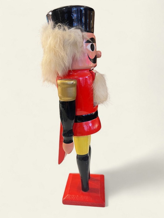 Image 1 of Original Erzgebirgischer Nussknacker „Soldat“ in Roter Uniform | Handgefertigt