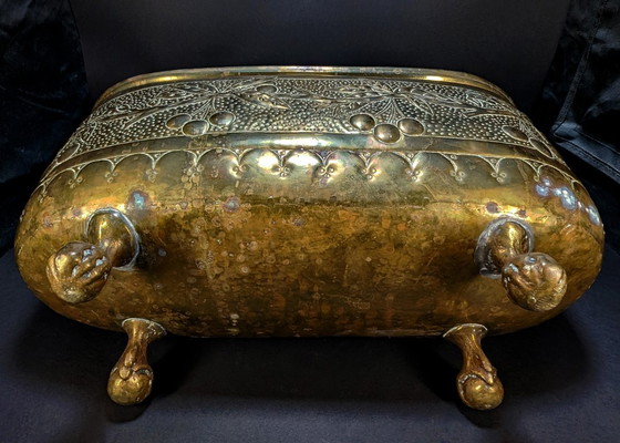 Macetero de latón antiguo – Decoración de hojas y cerezos repujados – c.1900 – Macetas, Brass (photo 8 of 11)