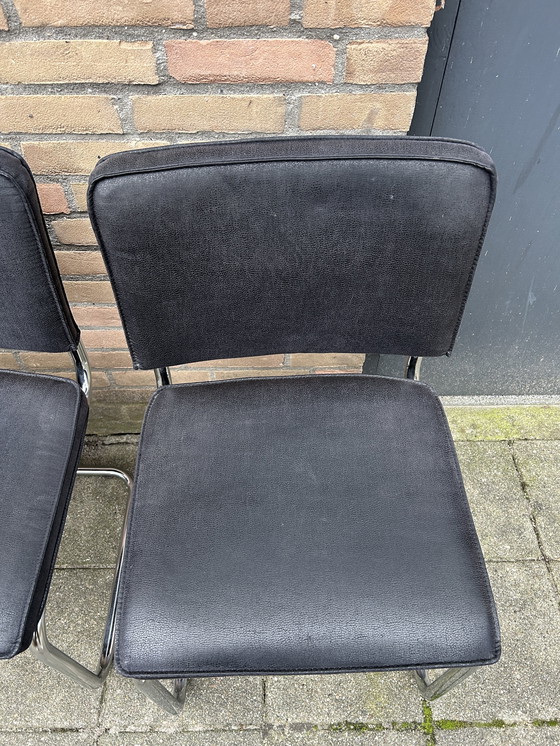 Image 1 of 6 sillas con aspecto de cuero y estructura tubular cromada