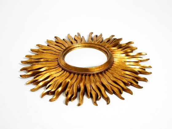 Image 1 of Grande specchio da parete Mid Century Modern Sunburst Kovex in legno e resina, placcato oro | Ø 52 cm