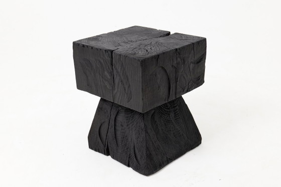 Image 1 of Rustieke, sculpturale bijzettafel/kruk, gebrand zwart eikenhout, gesneden, uniek, Logniture
