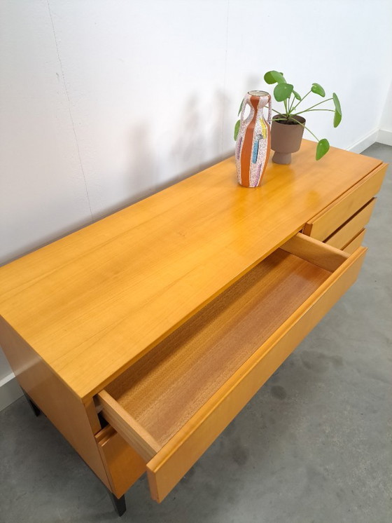 Image 1 of Mobile TV impiallacciato con cassetti e gambe in acciaio nero