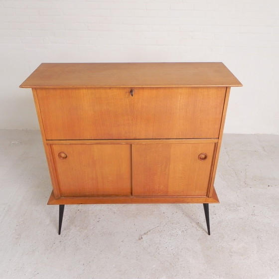 Image 1 of Secretaire met schuifdeuren op ranke poten, jaren 50