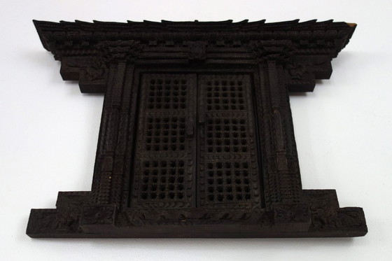 Image 1 of Antiek Newari-raam van gesneden hout, in Nepalese stijl.