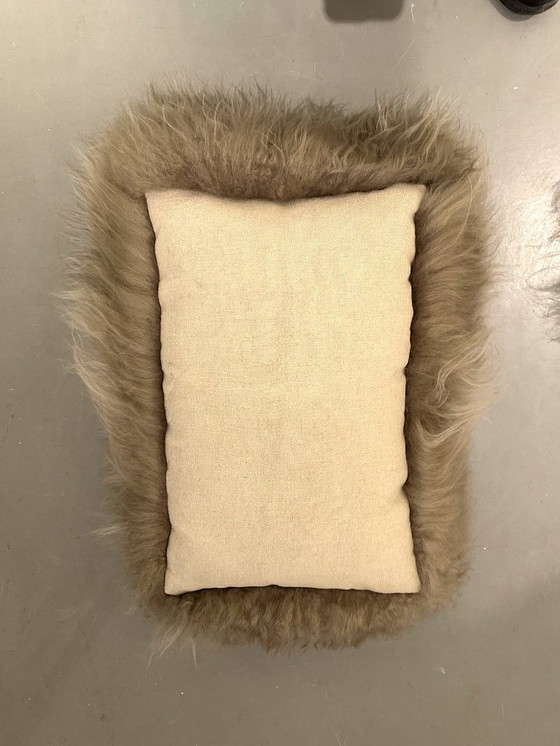Image 1 of Kussens 2x schapenvacht in beige bruin