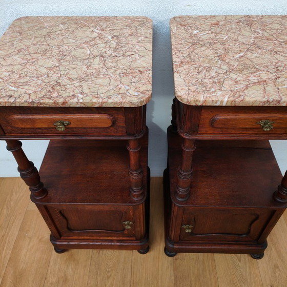 Image 1 of Set di due comodini antichi vintage con piano in marmo