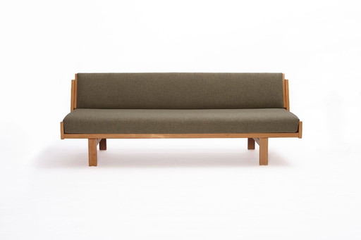 GE-258 Daybed by Hans J. Wegner for Getama, Denmark, 1950s.