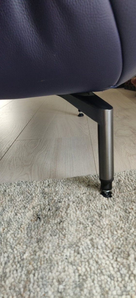 Image 1 of Lederen 2.5 zitsbank (2x) in een verfijnde paarse tint  