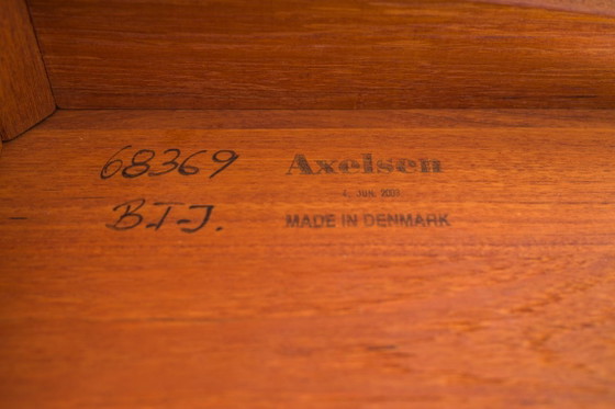 Image 1 of Table d'appoint ronde vintage scandinave danoise en teck, par Axelsen, 2003