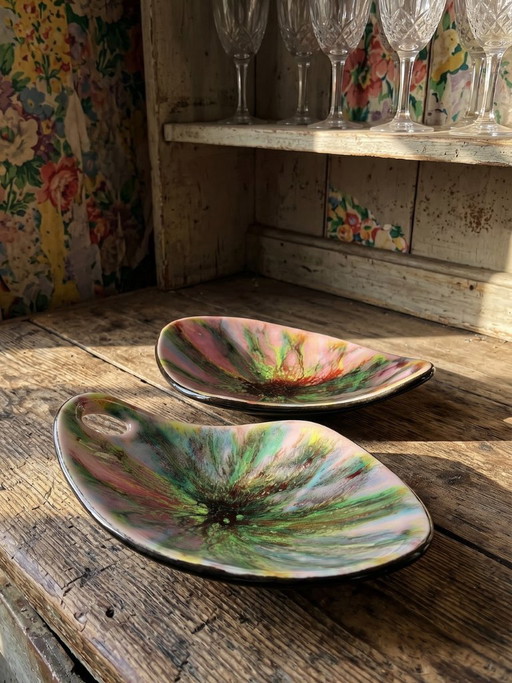 Par de platos de cerámica esmaltada multicolor de estilo vintage de los años 60.