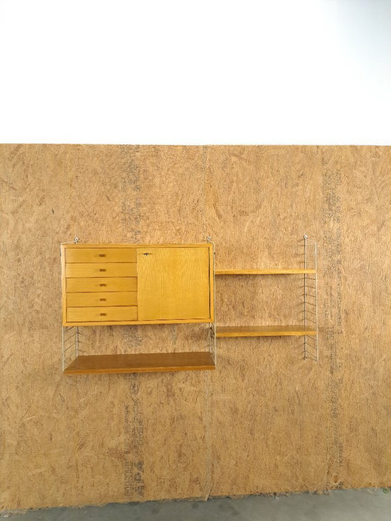 Image 1 of Sistema di parete modulare String con armadio e ripiani