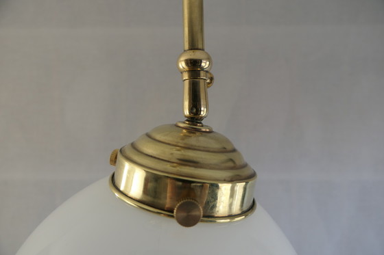 Image 1 of Art Déco – 3 lampade da scuola, lampadario a sospensione con vetro opalino e struttura in ottone - Altezza regolabile