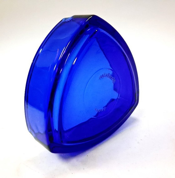 Image 1 of Cendrier vintage en verre bleu cobalt – Design triangulaire du milieu du siècle