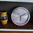 Orologio da parete minimalista di Zack in acciaio inossidabile spazzolato.