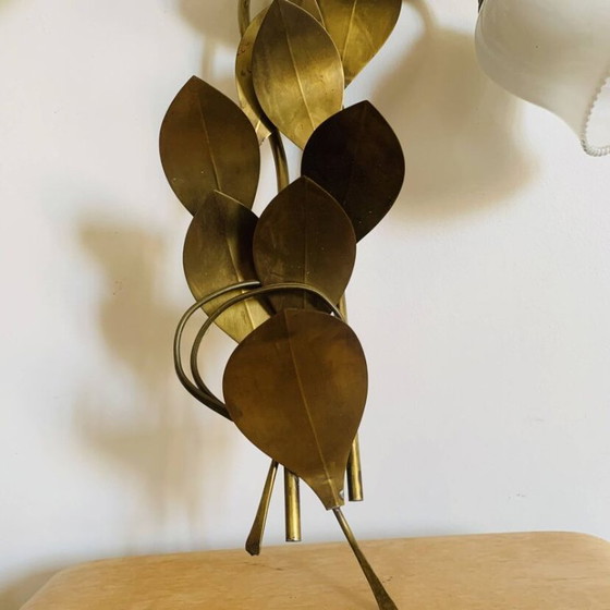 Image 1 of Aplique de pared floral con 2 luces en latón y cristal opalino, – años 50/60