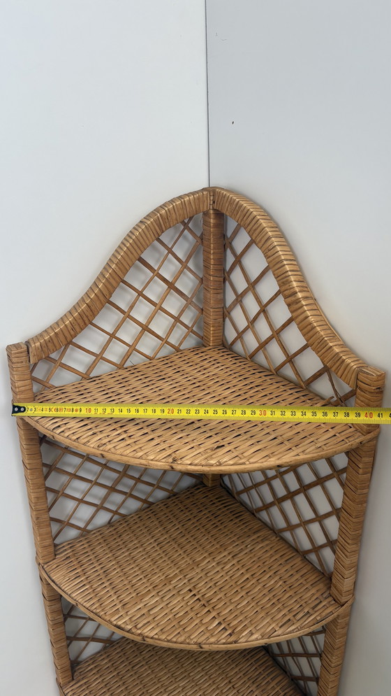 Image 1 of Armadietto angolare in rattan d'epoca portaspezie da cucina / armadietto per piante