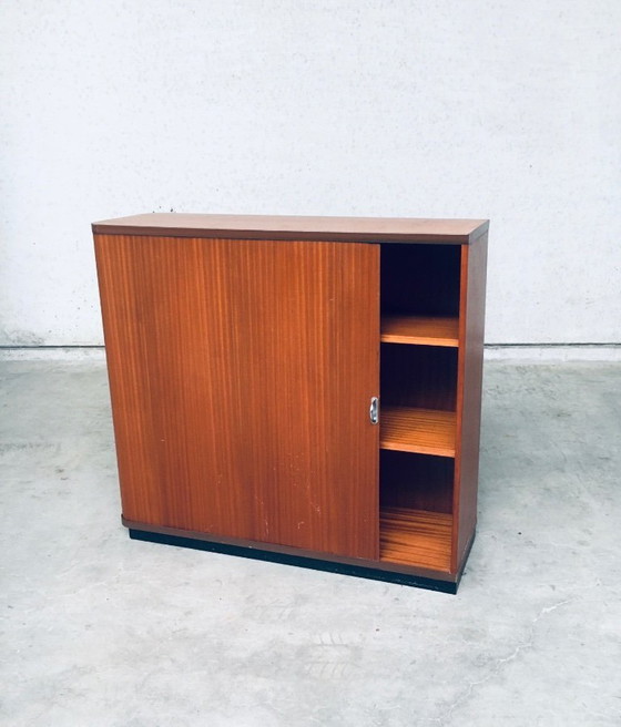 Image 1 of Archivador con puertas correderas de diseño moderno de mediados de siglo, Bélgica, años 60