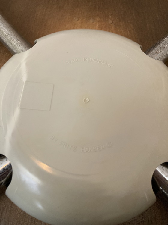 Image 1 of Tafel en stoelen Fritz Hansen en Arne Jacobsen