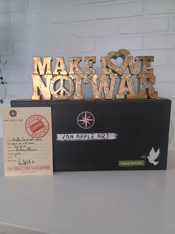 Make Love Not War - Van Apple – Beeldhouwkunst, Plastic (photo 4 of 9)