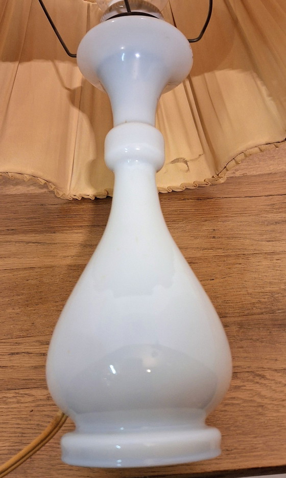 Image 1 of Lampe de table en verre blanc soufflé à la bouche, années 1940