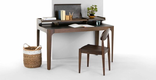 Der Schreibtisch Zeke wurde von Simon Pengelly entworfen.