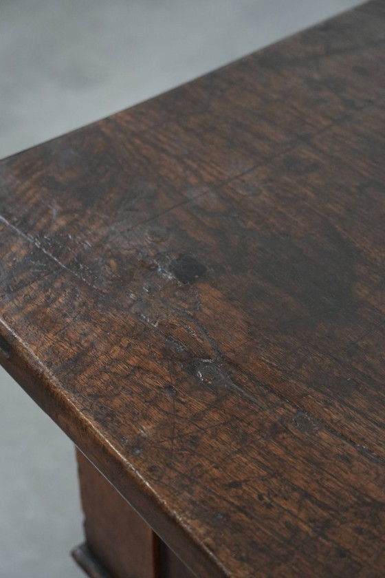 Image 1 of Antieke en tijdloze Zuid Europese salontafel gemaakt van kastanjehout uit de 18e eeuw met twee lades