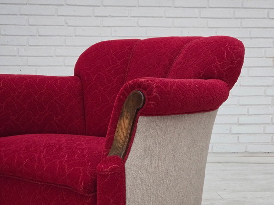 Image 1 of Deense fauteuil uit de jaren 50, bekleed met rode en lichtgrijze meubelwol en gesneden eikenhout.