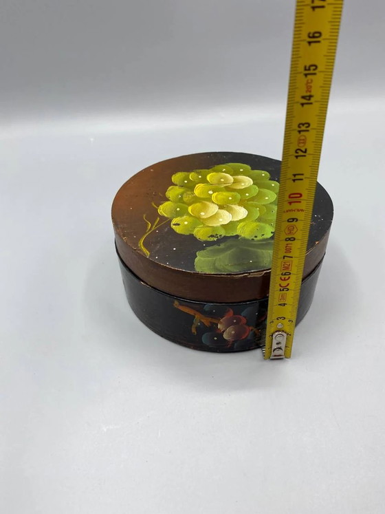 Handbeschilderde ronde houten doos met druiventrosdecoratie – Decoratieve objecten, Vintage (photo 5 of 5)