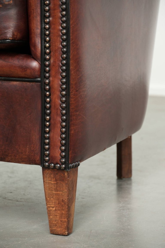 Stoere vintage schapenleren clubfauteuil met mooie kleuren en een luxe afwerking met siernagels en zwarte (photo 12 of 12)
