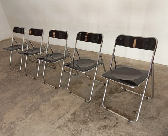 Image 1 of 5 vintage chromen en zwarte klapstoelen