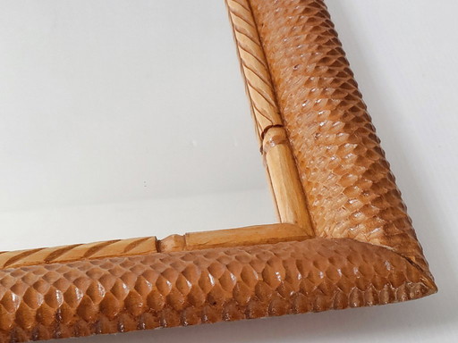 Specchio vintage anni '40-'50 in legno intagliato con motivo a nido d'ape a squame di serpente.