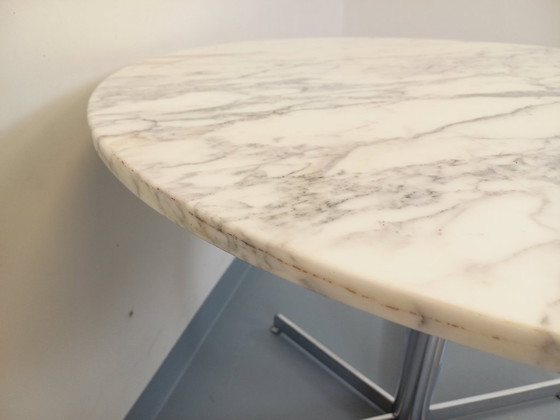 Image 1 of Vintage round dining table in white marble and chrome metal from the 1970s