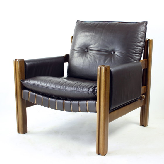 Image 1 of Bruine leren en walnoten lounge stoelen van TON, Tsjecho-Slowakije, set van 2