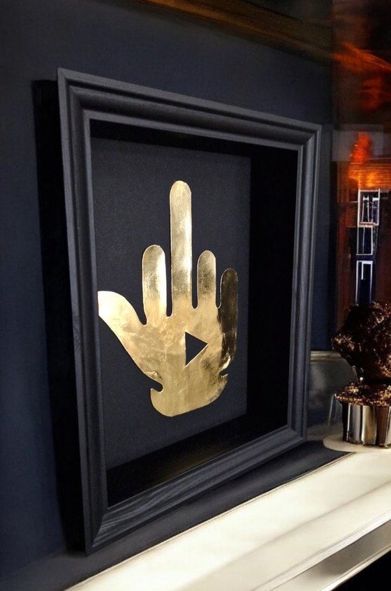 Image 1 of Premio YouTube per il dito medio in oro 23kt con cornice