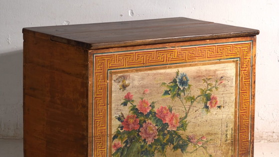 Baule cinese antico con pannello dipinto in olmo – Cina, circa 1900 – Cassettiere (photo 3 of 40)