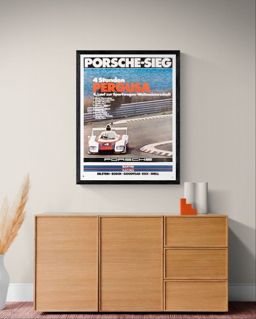 Porsche-Sieg 4 Stunden Pergusa – 1976 – Original Vintage Motorsport Poster by Erich Strenger – Racing, Mid-Century – 102x76 cm