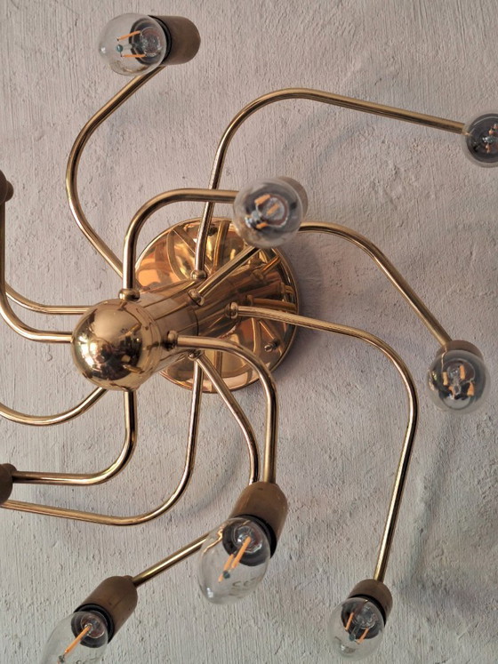 Image 1 of Lustre en laiton à trois niveaux en spirale, style moderne du milieu du siècle, avec 12 lumières, années 1960