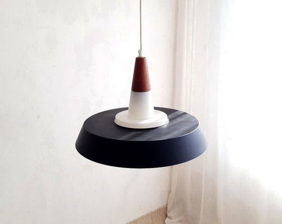 Image 1 of Lampada a sospensione vintage a forma di UFO in vetro opalino con piattino in metallo, Voss Belysning, design danese, lampada mc